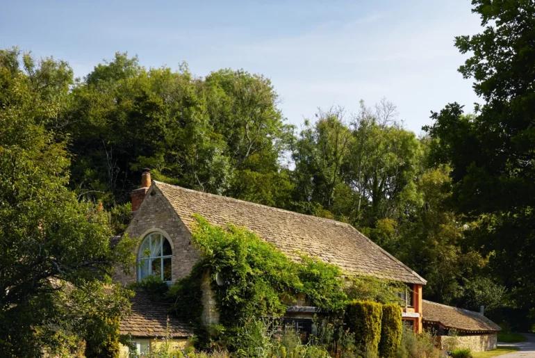 16th-century cottage in the English countryside
