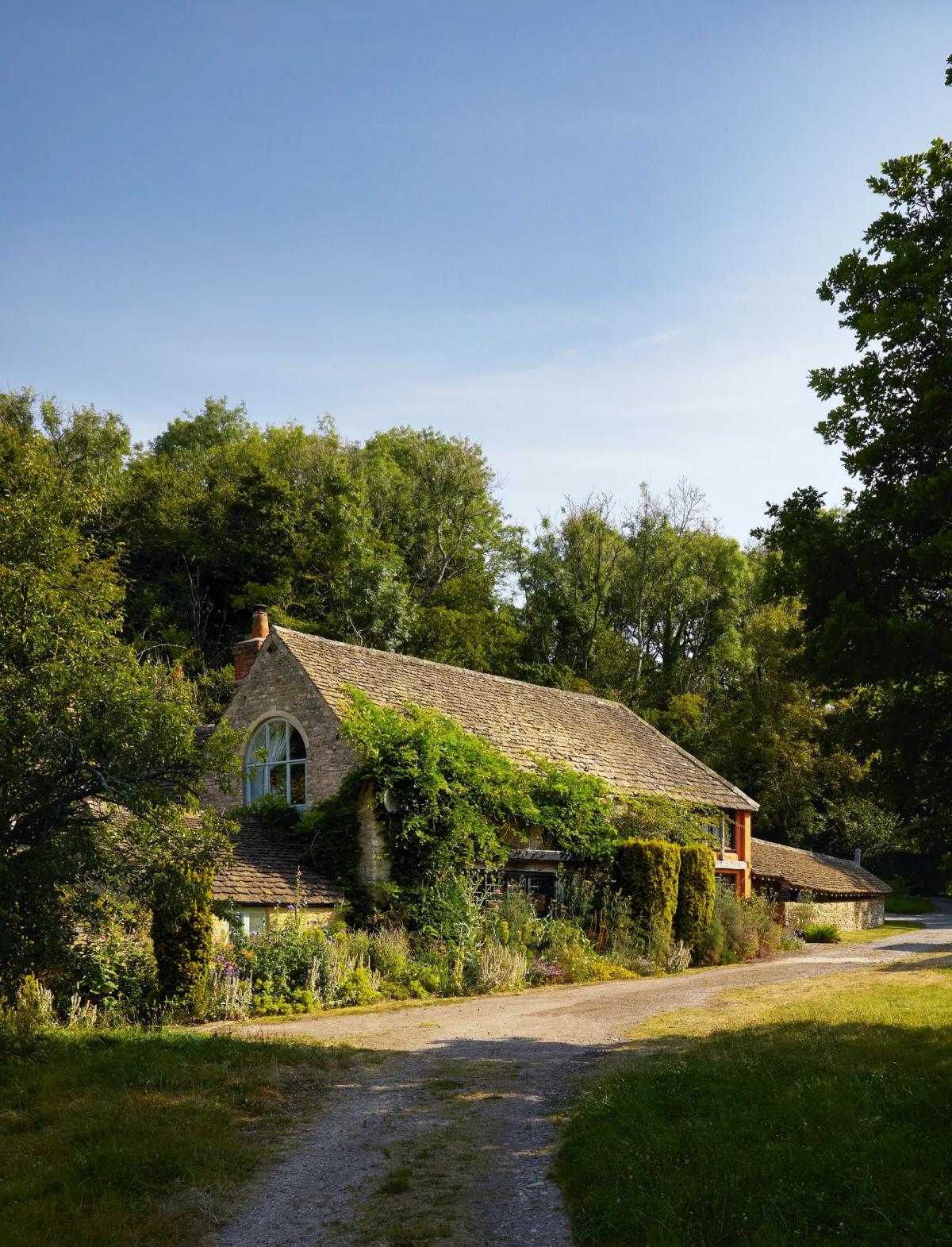 16th century cottage in the english countryside 1