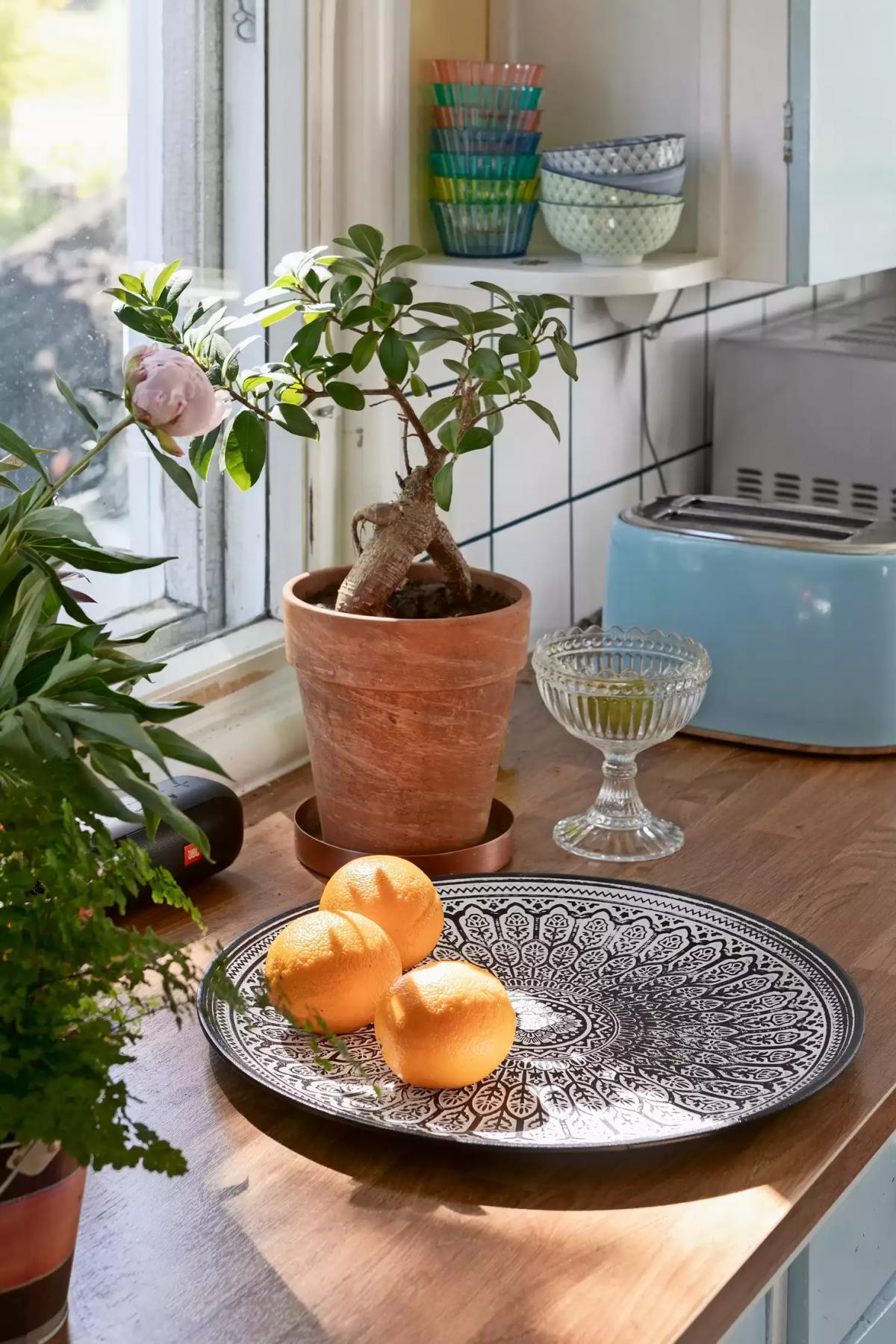 A large Moroccan plate with fruits