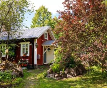 A Family Shows Their "Grandma's" Cottage. Time Seems to Have Stopped in This 1881 House