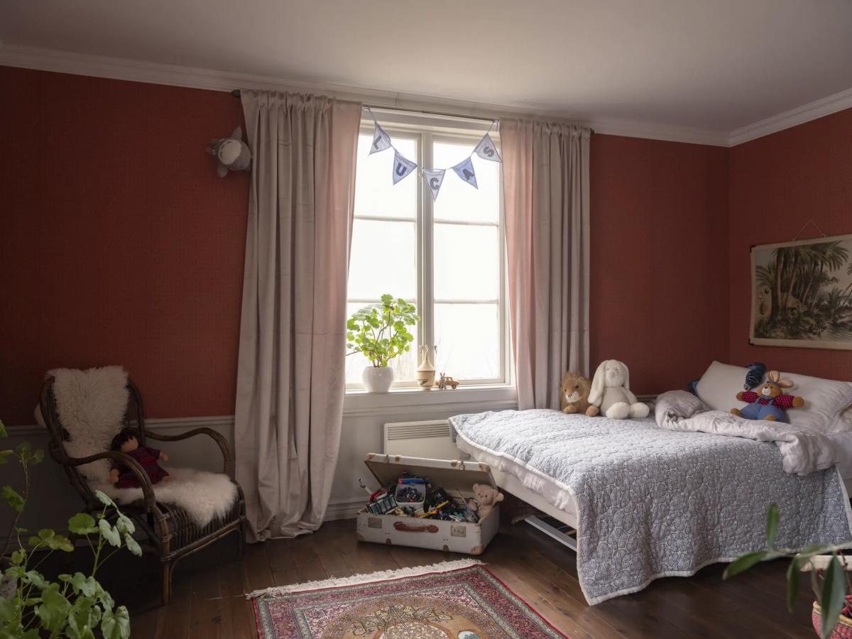 Kids' room with red walls