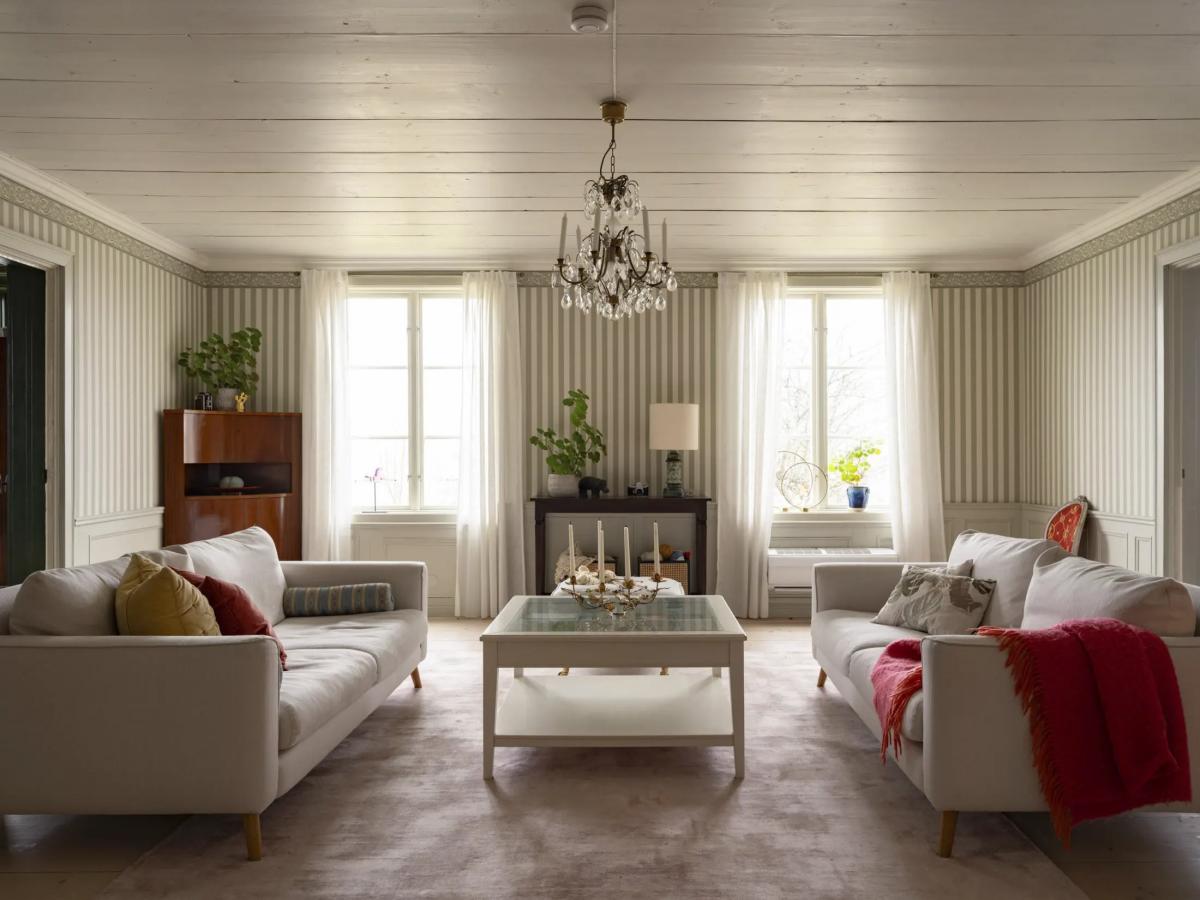 Light-colored furniture in the living room