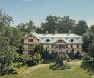 A Family Preserved an Incredible House from 1799. It's Amazing How It Looks Inside (Photos)