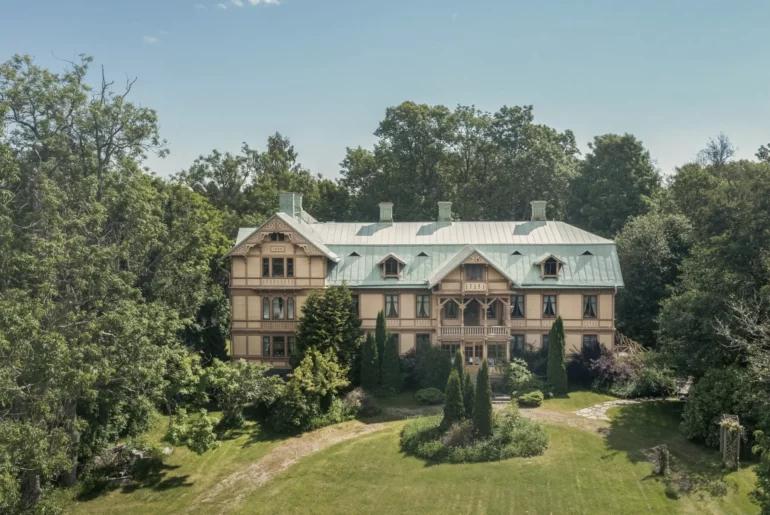 A Family Preserved an Incredible House from 1799. It's Amazing How It Looks Inside (Photos)