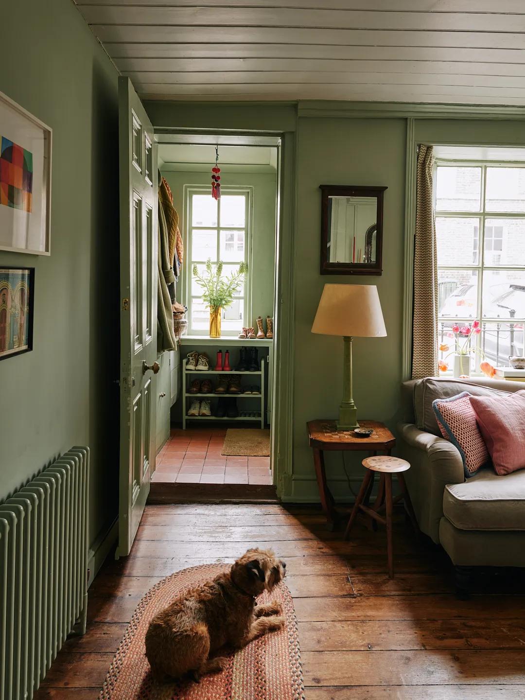 View of the entryway in an 18th-century London home