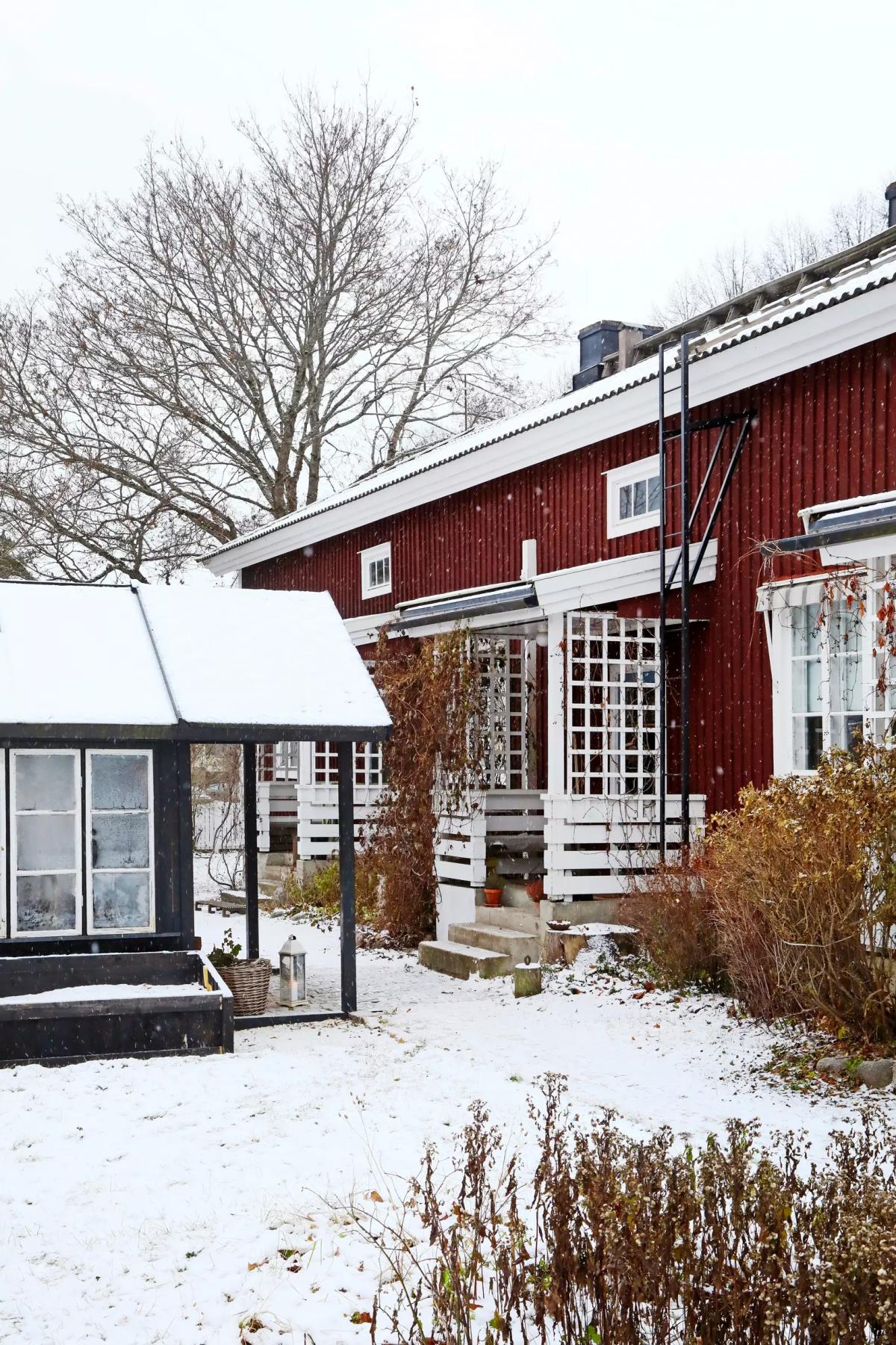 A red wooden house in the city of Riihimäki